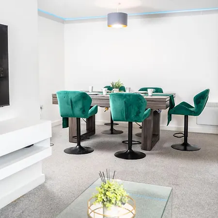 Modern City Centre Apartment With Smart Technology-3