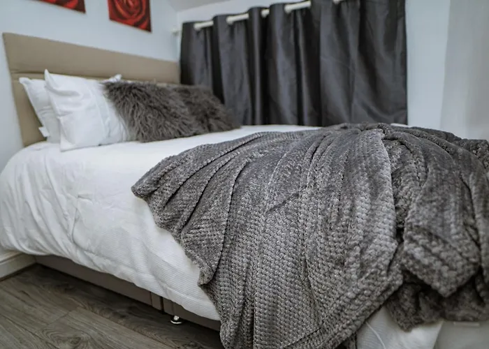 Manchester City-Centre Apartment With Dedicated Workspace, Sleeps 4