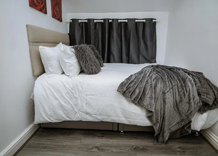 Manchester City-Centre Apartment With Dedicated Workspace, Sleeps 4