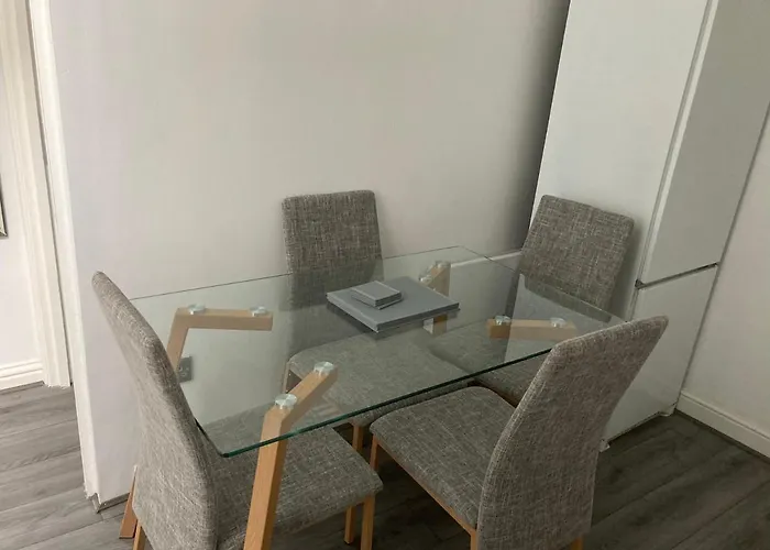 Manchester City-Centre Apartment With Dedicated Workspace, Sleeps 4